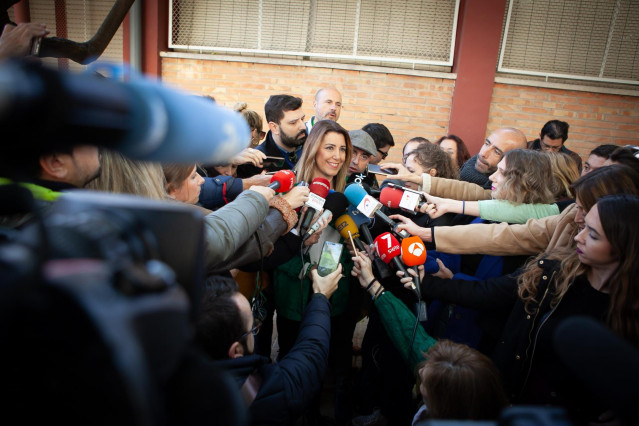 Susana Díaz atiende a los medios al acudir a votar en las elecciones andaluzas