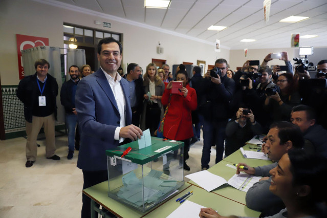 Juanma Moreno vota en el colegio Sagrado Corazón de Jesús