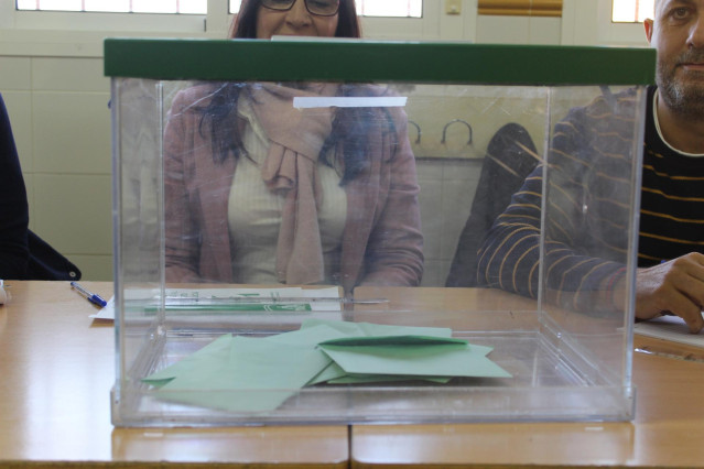 Urna para las elecciones al Parlamento de Andalucía