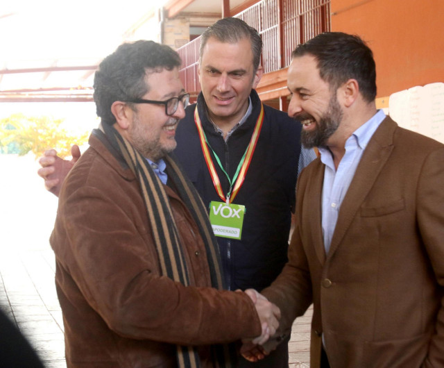 Francisco Serrano y Santiago Abascal se saludan en Sevilla