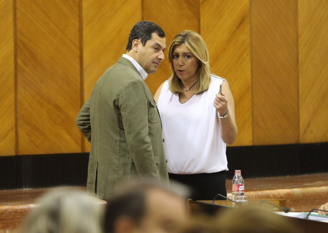 Susana Díaz y Juanma Moreno conversan en el salón de plenos del Parlamento