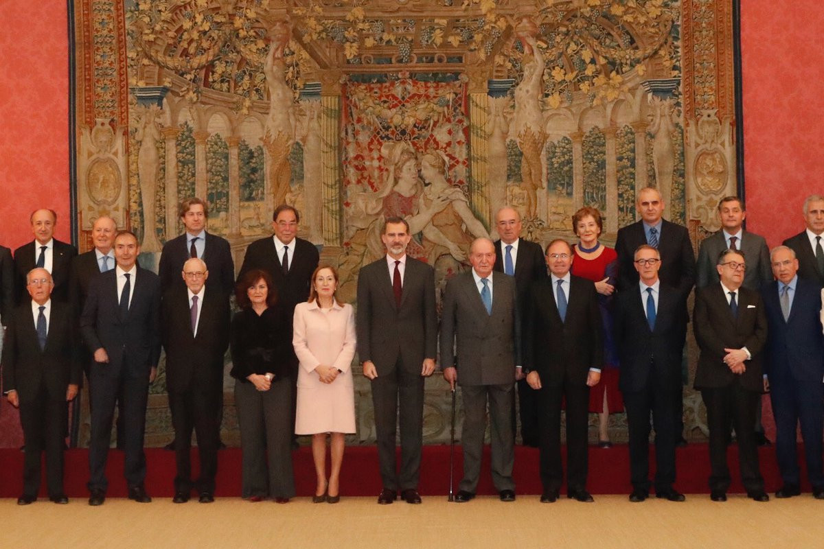 Juan Carlos I, junto a Felipe VI para recibir al consejo asesor de los actos de los 40 au00f1os de la Constituciu00f3n