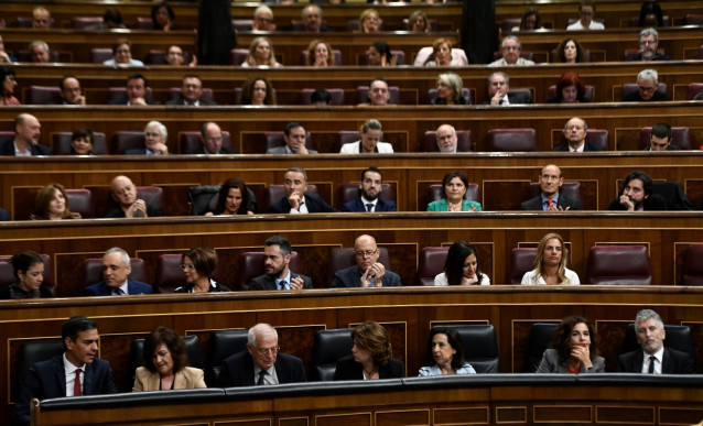 Pedro Sánchez y los diputados del PSOE