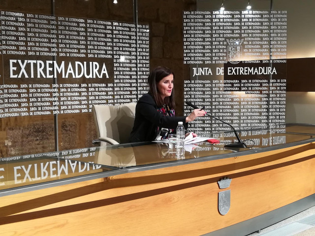 Isabel Gil Rosiña en rueda de prensa este martes en Mérida