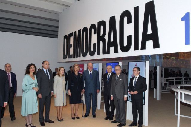 Los Reyes eméritos  inauguran la exposición “Democracia 1978-2018” en CaixaForum