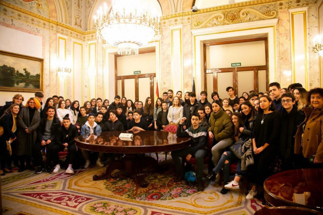 Pastor con un grupo de alumbnos de  Madrid