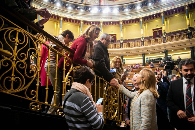 Ana Pastor saluda a las personas que visitan el hemiciclo