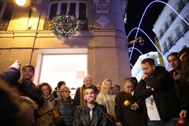Pablo Soto, Jorge García Castaño y Guillermo Zapata bajo la placa al 15M