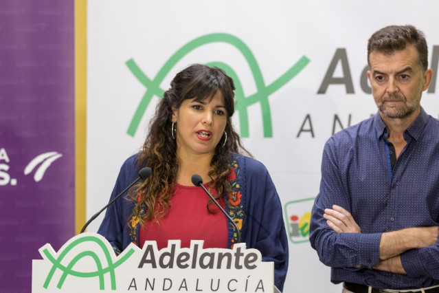 Teresa Rodríguez, junto a Antonio Maíllo, en rueda de prensa