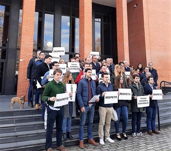 Concentración de Nuevas Generaciones ante la Facultad de Letras en Vitoria