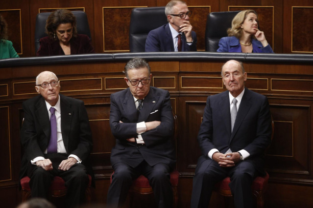 Los Reyes Felipe y Letizia, acompañados por los eméritos don Juan Carlos y doña