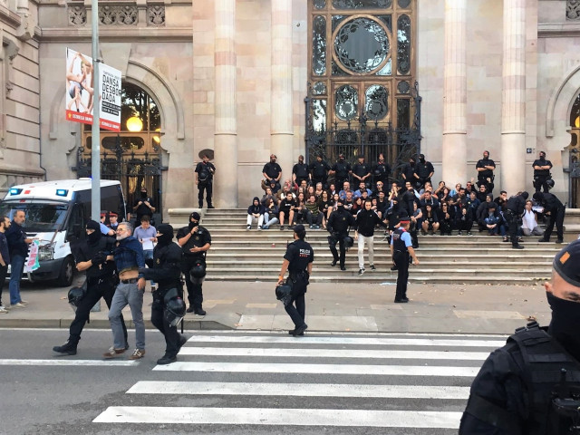 Los Mossos desalojan uno a uno a los CDR concentrados en el TSJC