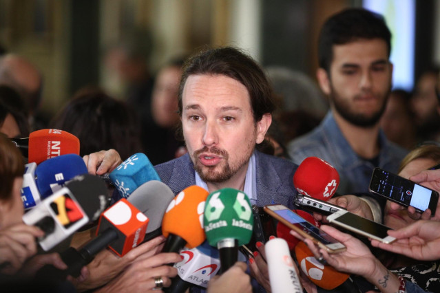 Pablo Iglesias atiende a los medios en el Senado