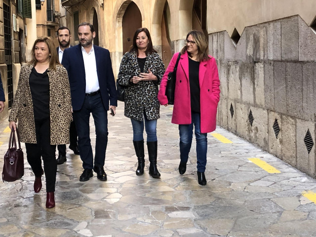 El secretario de Organización, José Luis Ábalos, junto con Armengol