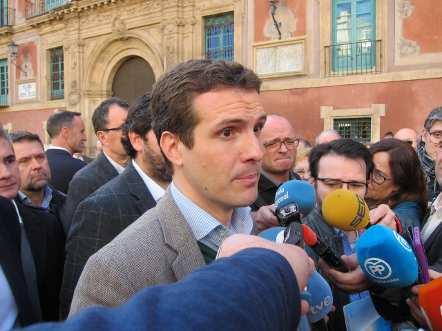 Pablo Casado con periodistas en Murcia