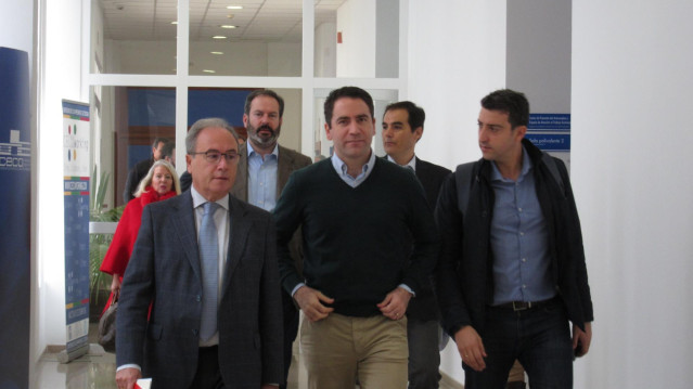 Teodoro García Egea en CECO con Adolfo Molina y José Antonio Nieto al fondo