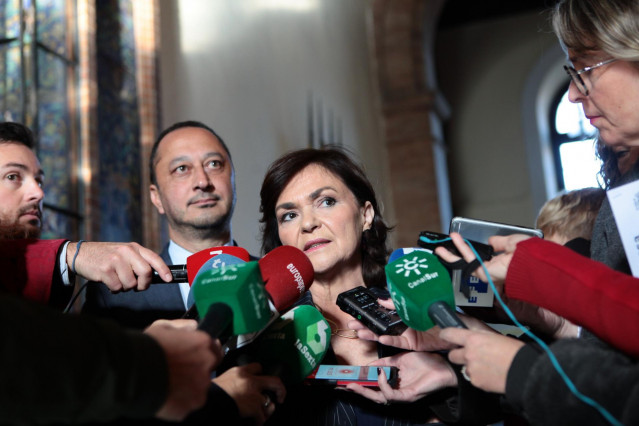 La vicepresidenta del Gobierno, Carmen Calvo, en Sevilla atendiendo a la prensa