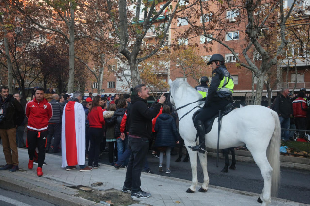 Seguidores del River Plate y del Boca Juniors celebran la final de la Copa Liber