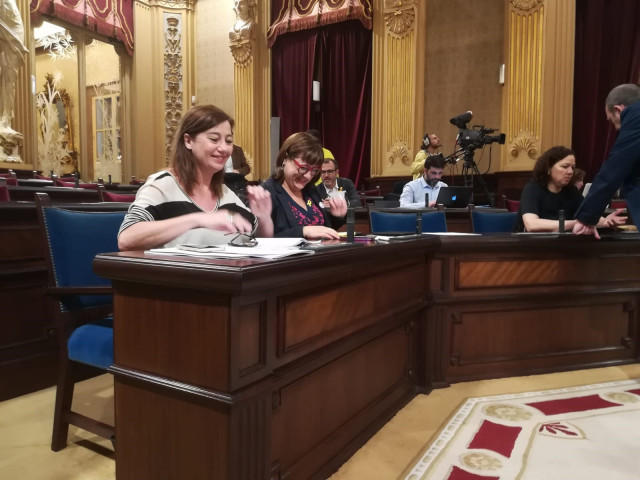Armengol y Busquets antes del inicio del pleno del Parlament