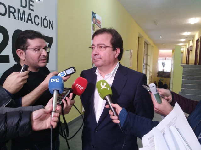 Presidente de la Junta, Guillermo Fernández Vara, atiende a los medios