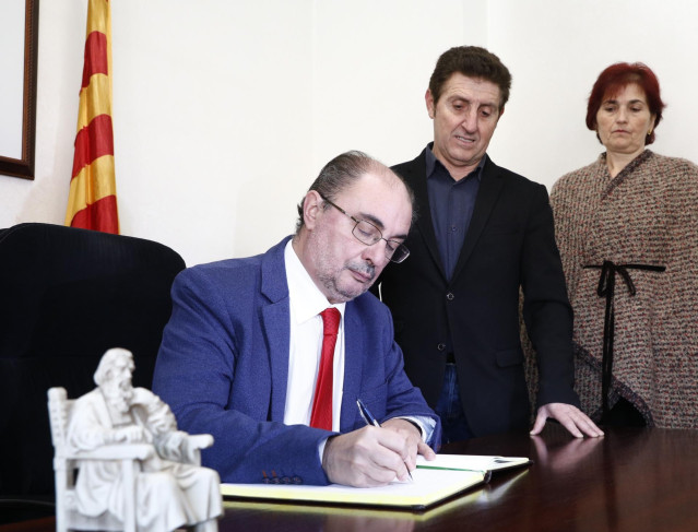 Lambán en el Ayuntamiento de Villanueva de Sijena (Huesca)
