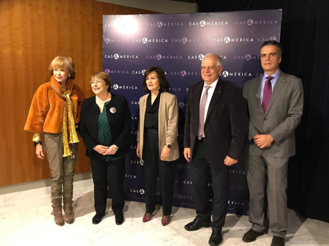 Carmen Calvo, con Bachelet, Borrell y De la Vega