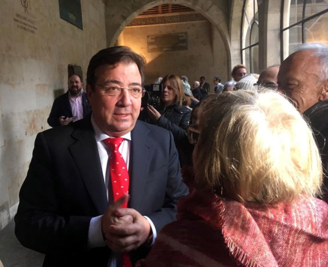 Salamanca.- Fernández Vara habla con una turista extremeña