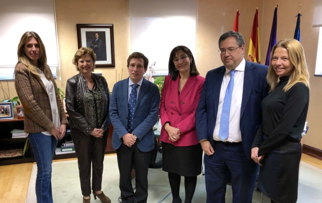José Luis Martínez Almeida junto a la alcaldesa de Pozuelo de Alarcón