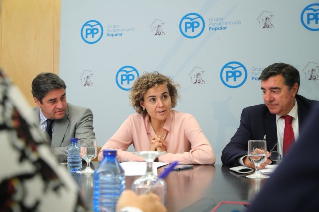 Dolors Montserrat con la dirección del Grupo Popular