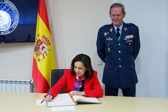 La ministra de Defensa, Margarita Robles, en una visita al mando de ciberdefensa