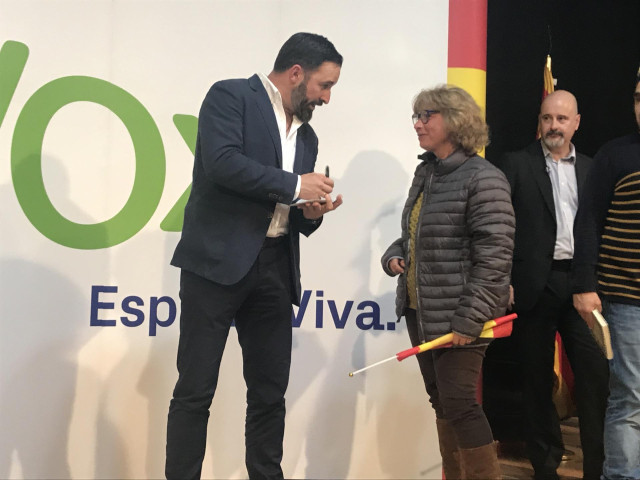 Abascal (Vox) también ha firmado autográfos en Teruel