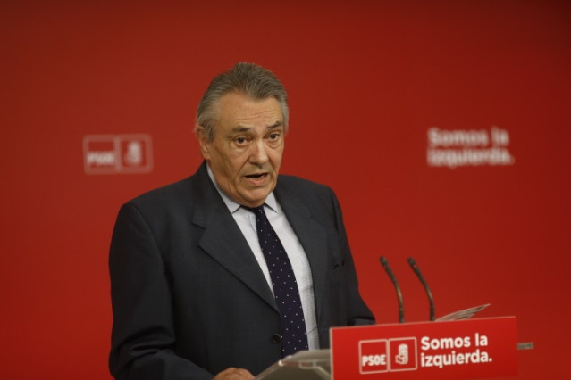 Manuel Escudero en rueda de prensa en la sede del PSOE
