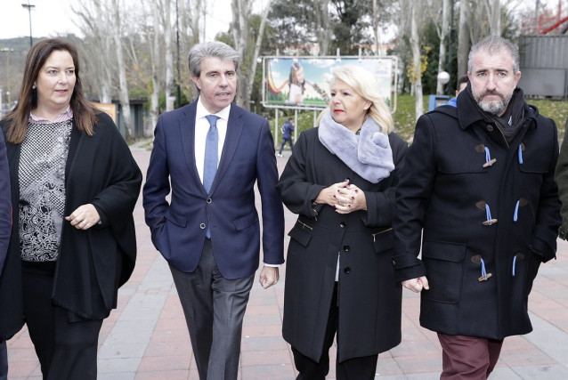 El presidente Ángel Garrido con Ángeles Pedraza y miembros de la AVT