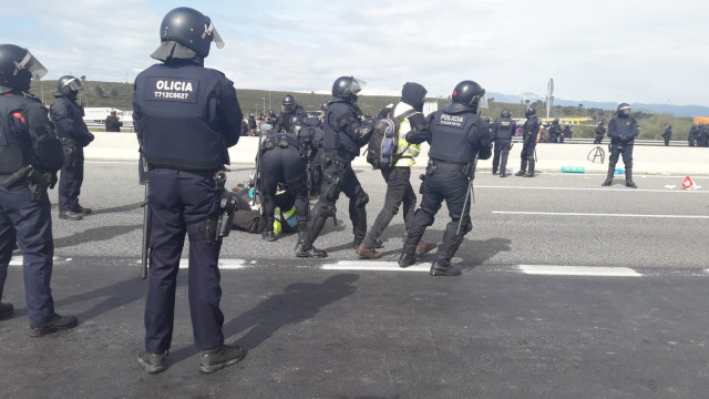 Los Mossos d'Esquadra desalojan a manifestantes que cortaban la AP-7