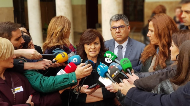 La vicepresidenta del Gobierno, Carmen Calvo, atiende a los medios en València