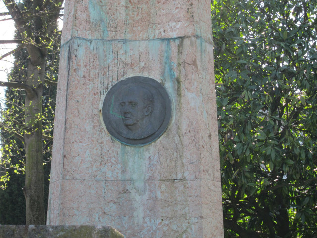 Medallón De Franco En La Plaza De España De Oviedo
