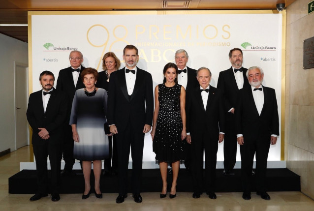 Los Reyes Felipe y Letizia junto a los galardonados con los Premios ABC de perio