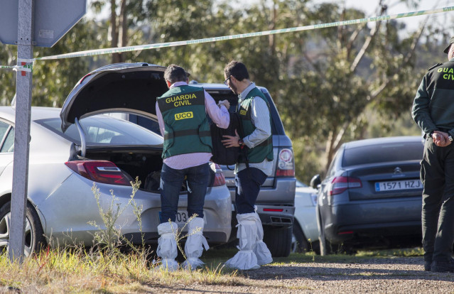 Efectivos de la Guardia Civil, este lunes en El Campillo