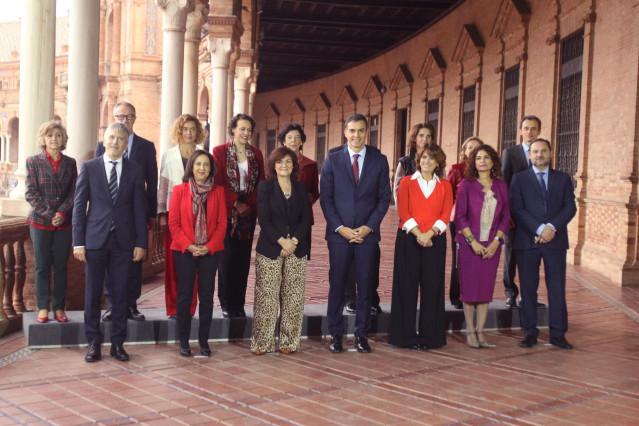 Foto de familia previa a la reunión del Consejo de Ministros en Sevilla