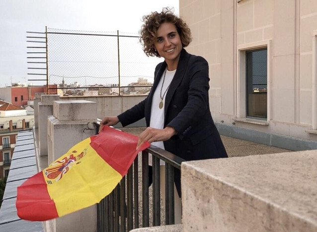 Dolors Montserrat blande la bandera española
