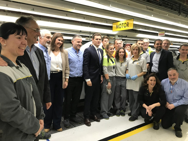 Albert Rivera (Cs) con empleados de Opel/PSA.