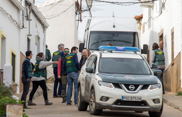 La Guardia Civil se traslada a la calle donde vivía Laura Luelmo en El Campillo