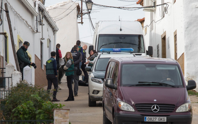 La Guardia Civil se traslada a la calle donde vivía Laura Luelmo en El Campillo