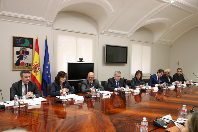 Carmen Calvo junto con representates autonómicos