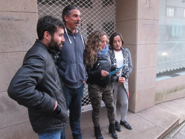 Miembros del Comité Electoral atienden a los medios fuera de la sede de En Marea