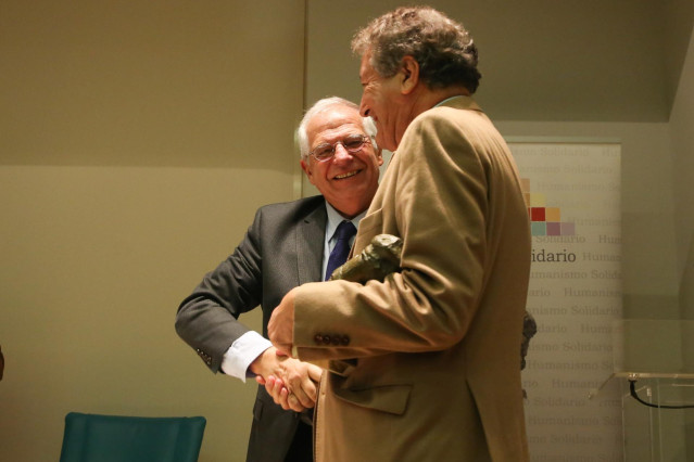 Josep Borrell asiste a la entrega del IV Premio Internacional Humanismo Solidari