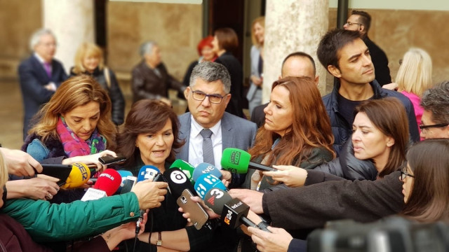 La vicepresidenta del Gobierno, Carmen Calvo, atiende a los medios en València