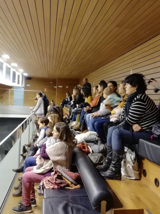 Las madres con hijos durante el pleno.