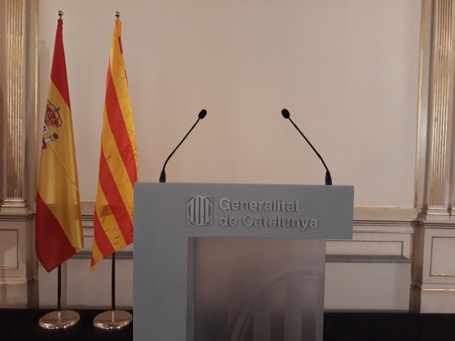 Colocación de las banderas española y catalana en Pedralbes