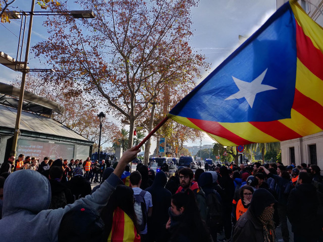 Manifestantes concentrados al final de la Rambla